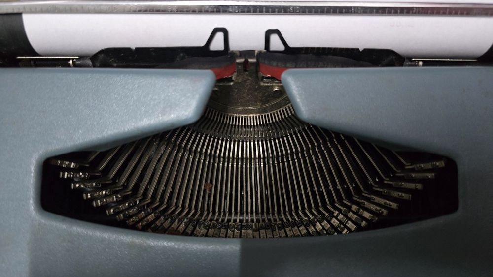 Máquina de Escrever Maritsa 12 (Teclado HCESAR) c/ Maleta Rígida  e Instruções