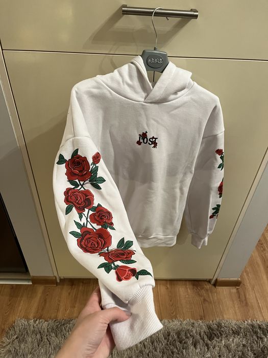 białą bluzę z pięknymi czerwonymi różami na rękawach