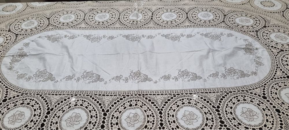 Toalha de mesa antiga em linho, bordada e com renda com 12 guardanapos