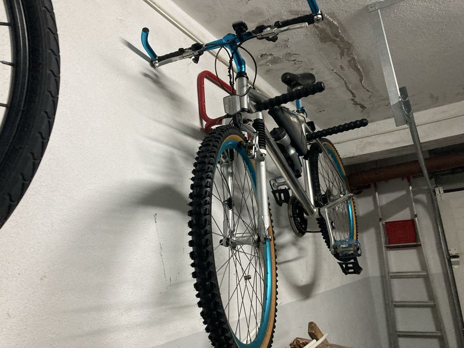 Vendo duas bicicletas a andar