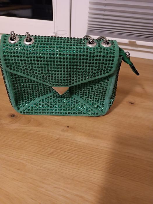 Nowa,zielona mniejsza torebka ,na długim łańcuszku