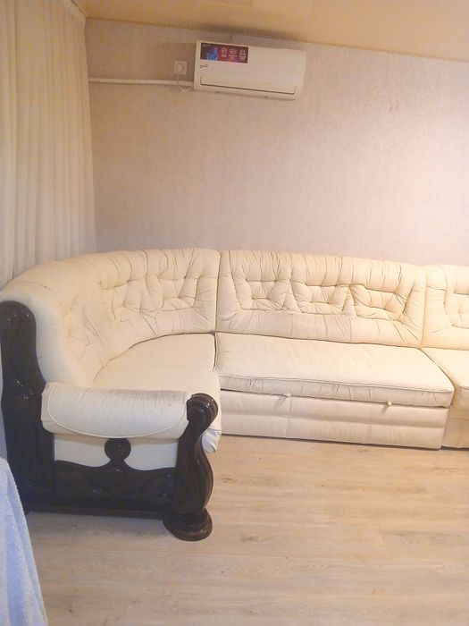 Продам шкіряний(еко) кутовий диван з кріслом.