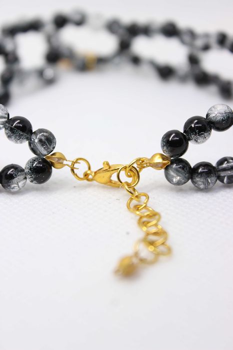 Elegancki naszyjnik typu choker z akrylowymi koralikami i zawieszką