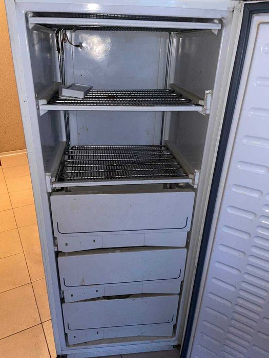 Продам морозильну камеру Ariston на запчастини або під ремонт