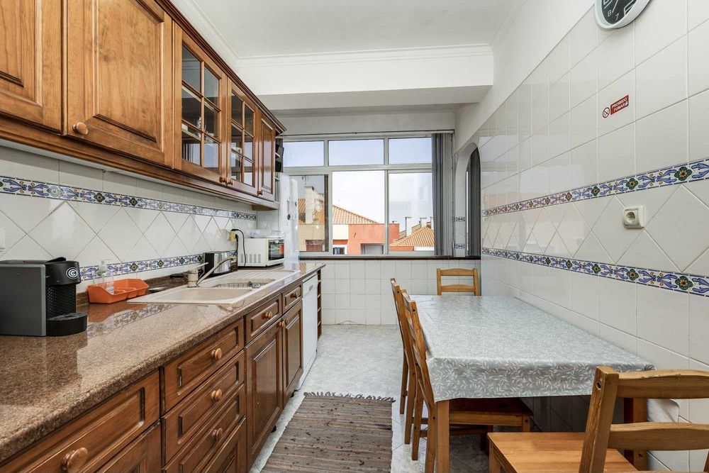 Quartos em T4 mobilado para estudantes | 8 min a pé da NOVA FCT | 2 WC | 105 m²