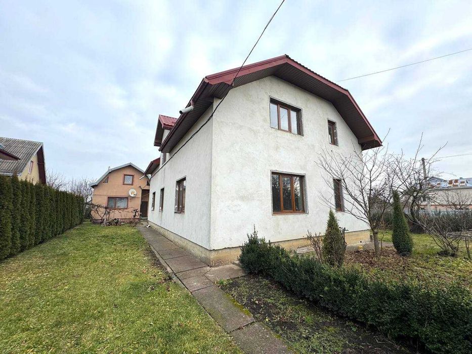 Продаж двох будинків з великою земельною ділянкою у центрі Тлумача