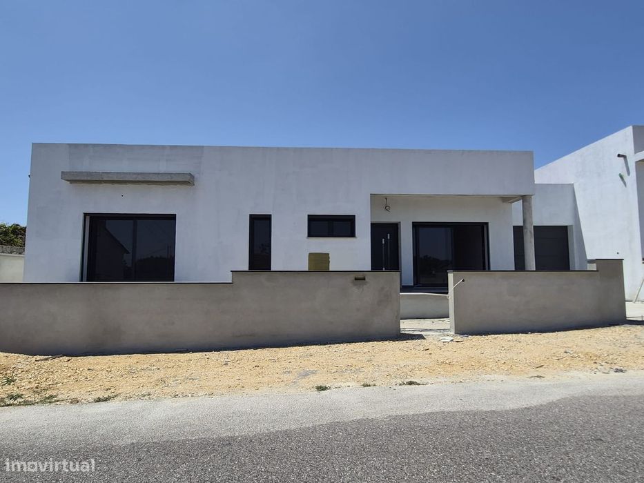 T3 Detached House, Ground Floor, Semi-Detached with Garage and Garden. Unit "A"
