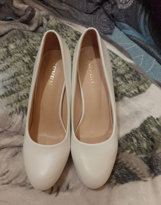 Туфли белые на каблуке