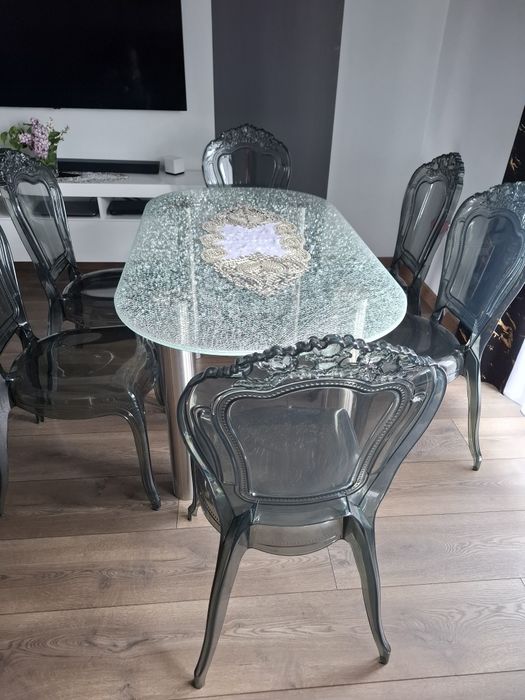 Komplet stół i krzesła sprzedam komplet stół 130 długości 80 cm szerokość +6 krzesła piękne mało używane styl glamur odbiur osobisty