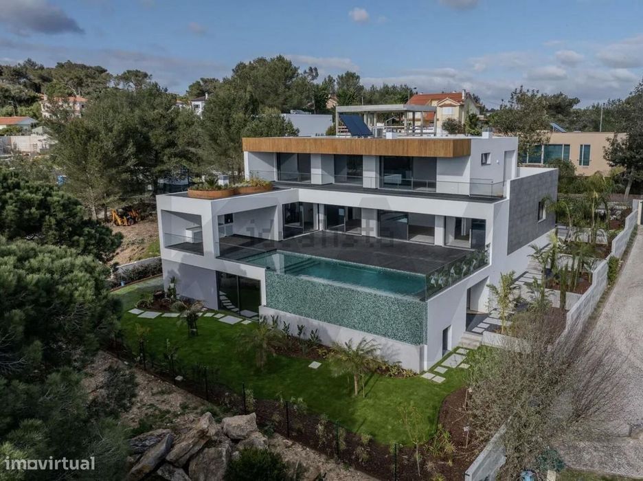 Contemporary Architectural Villa in Cascais with 5 Suites for Sale