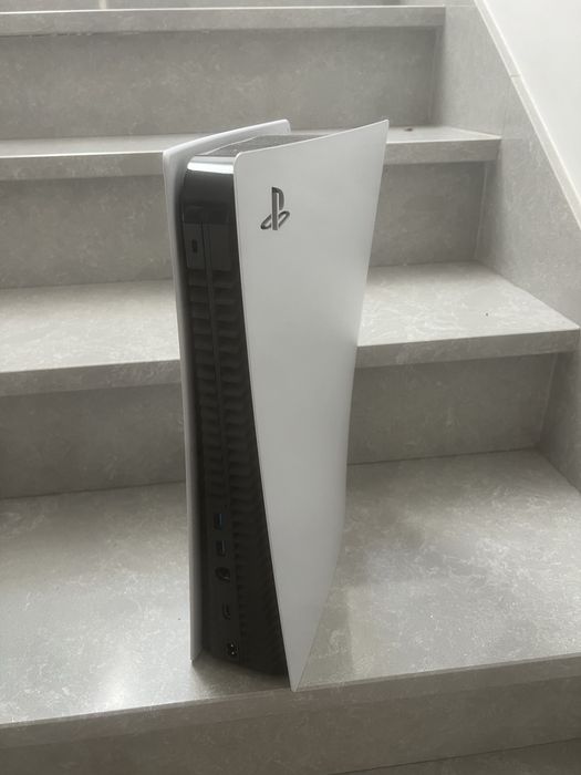 Playstation 5 Standard + 2 comandos + 3 jogos (825Gb)