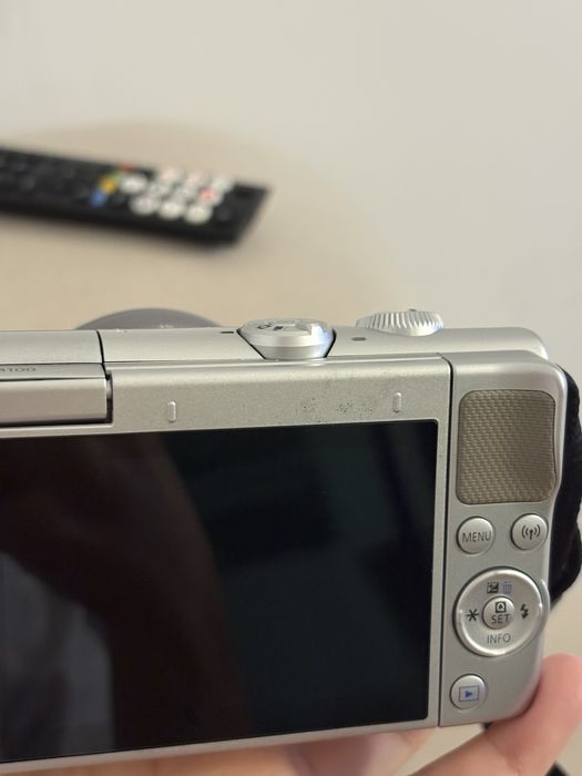 Canon EOS M100 mirrorless