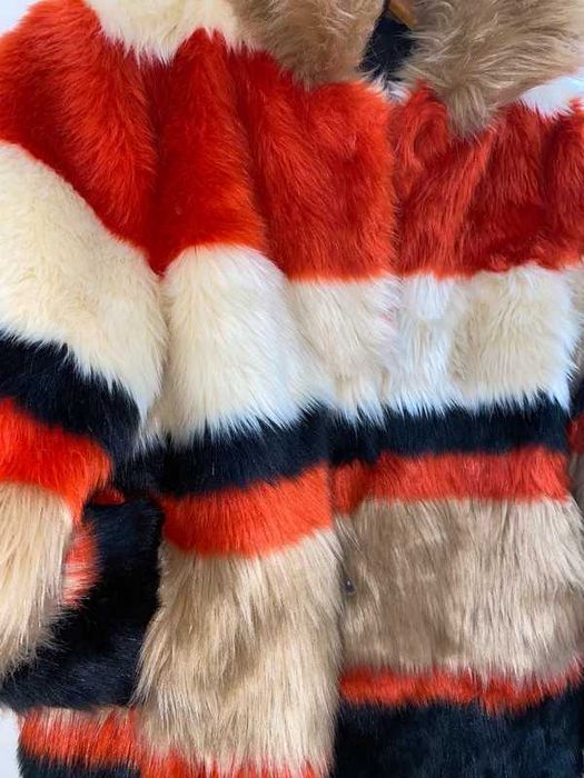Casaco de pelo às riscas