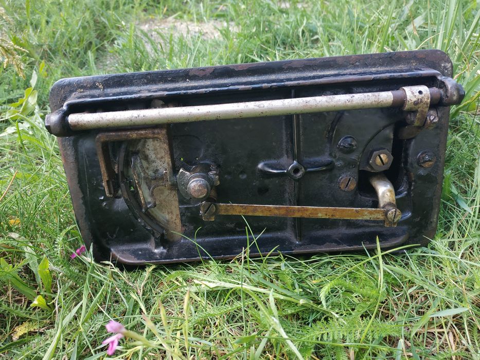 Zabytkowo stara maszyna do szycia Singer