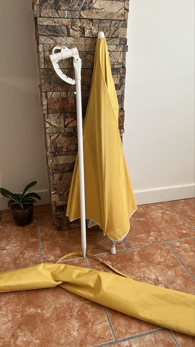 Sombrinha amarela com blackout – boa proteção solar – 15€