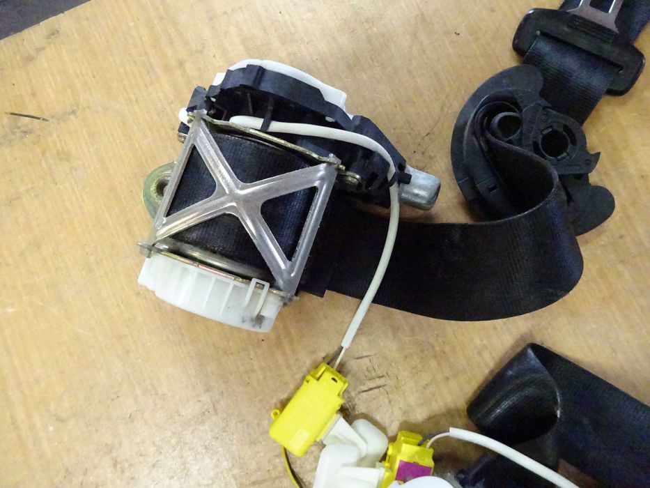 Pas bezpieczeństwa prawy przód przedni VW Passat B6