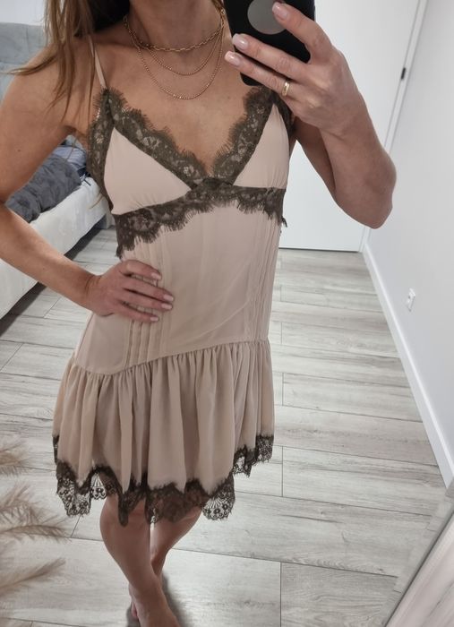 Zara M krótka sukienka w bieliźnianym stylu z koronką