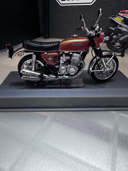 Miniatura Honda CB750 Four de 1970 Escala 1/24 made by IXO