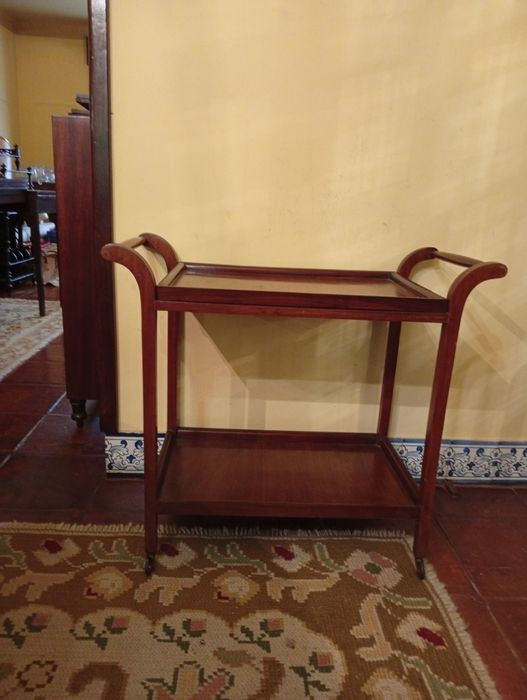 Carrinho de chá em madeira envernizada