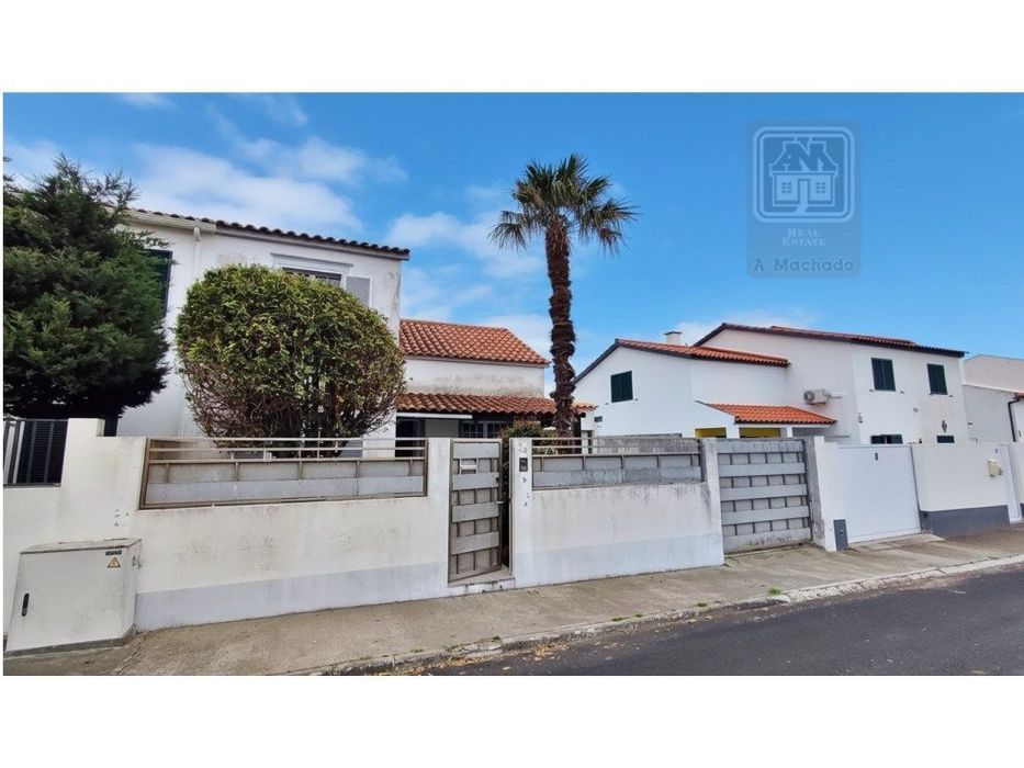 VENDA de CASA - MORADIA com garagem, jardim e quintal - Pico da Ped...