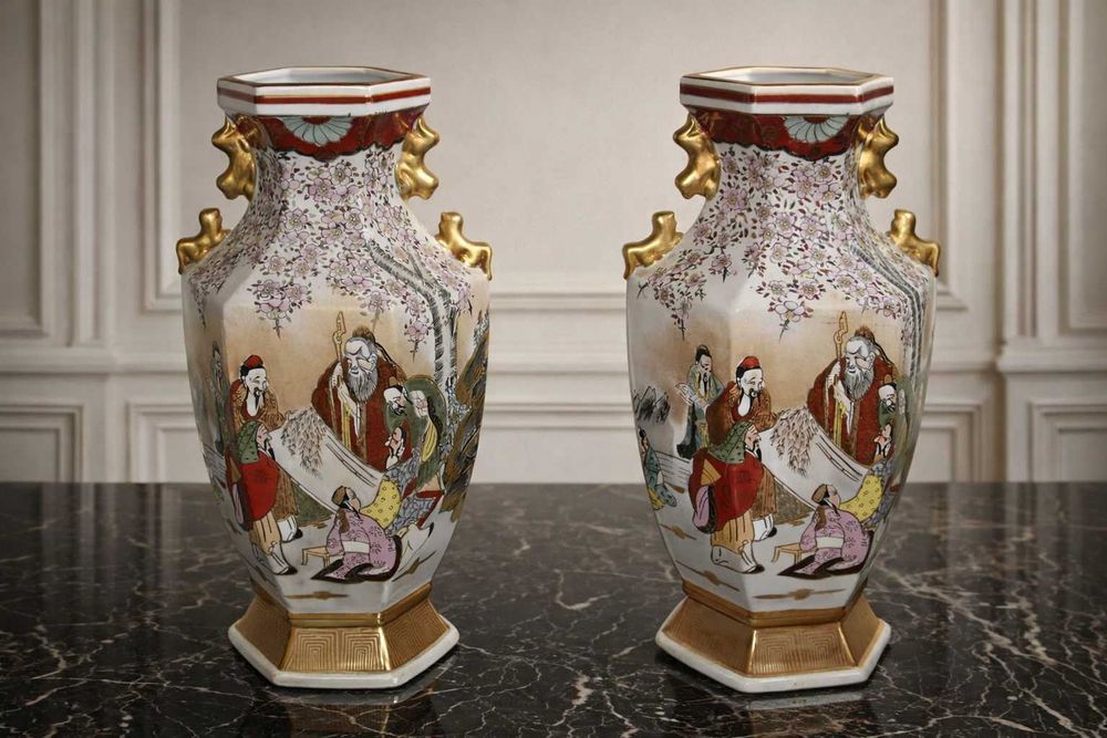Par de Vasos Orientais em Porcelana Decorada com Figuras Tradicionais