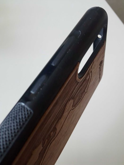 Etui z drewna do Huawei P20 z wizerunkiem Roberta Lewandowskiego.