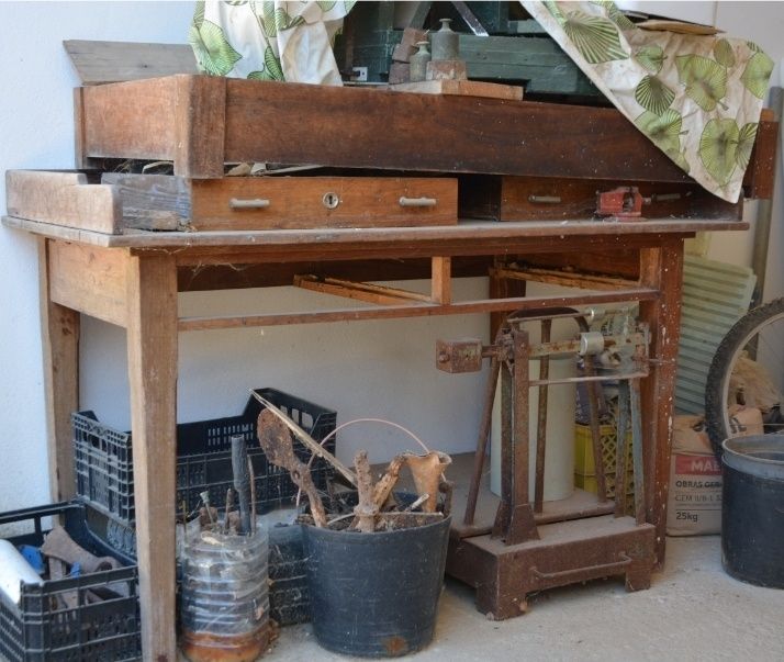 2 secretárias completas, 1 delas  muito antigas e prática, Rideaux