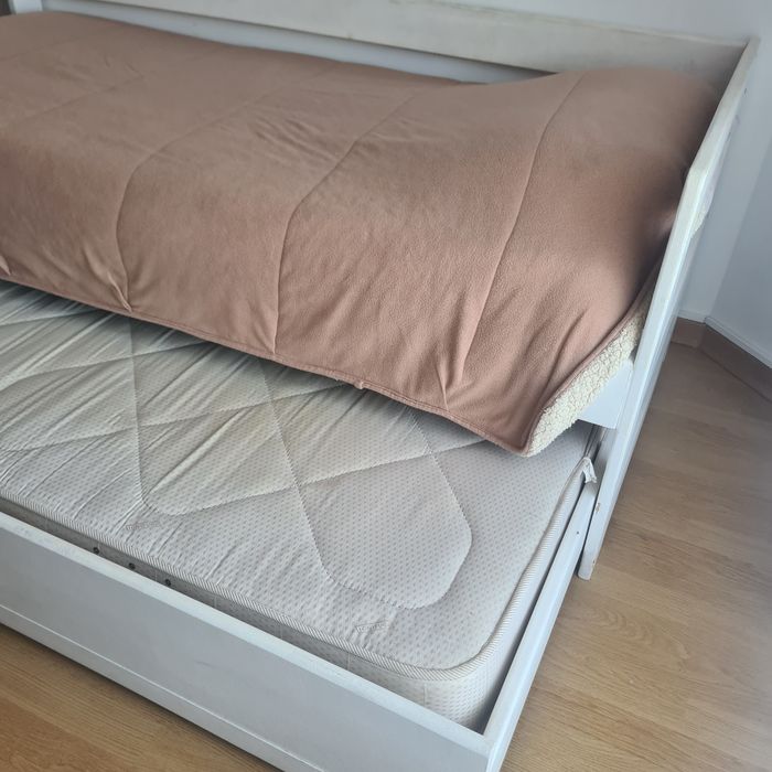 Cama de solteiro, branca, com gavetão em baixo.