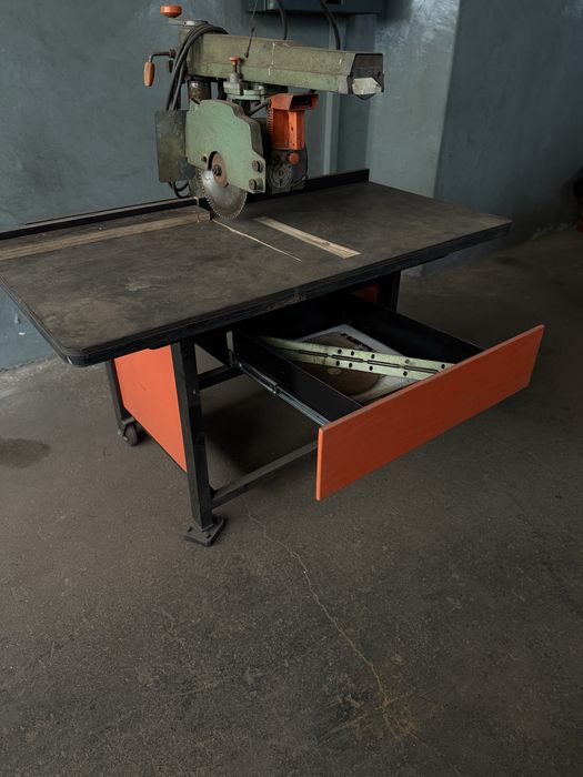 Maquina circular de corte de madeira.