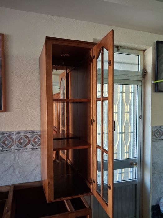 Vitrina de cozinha em castanho de balcão.