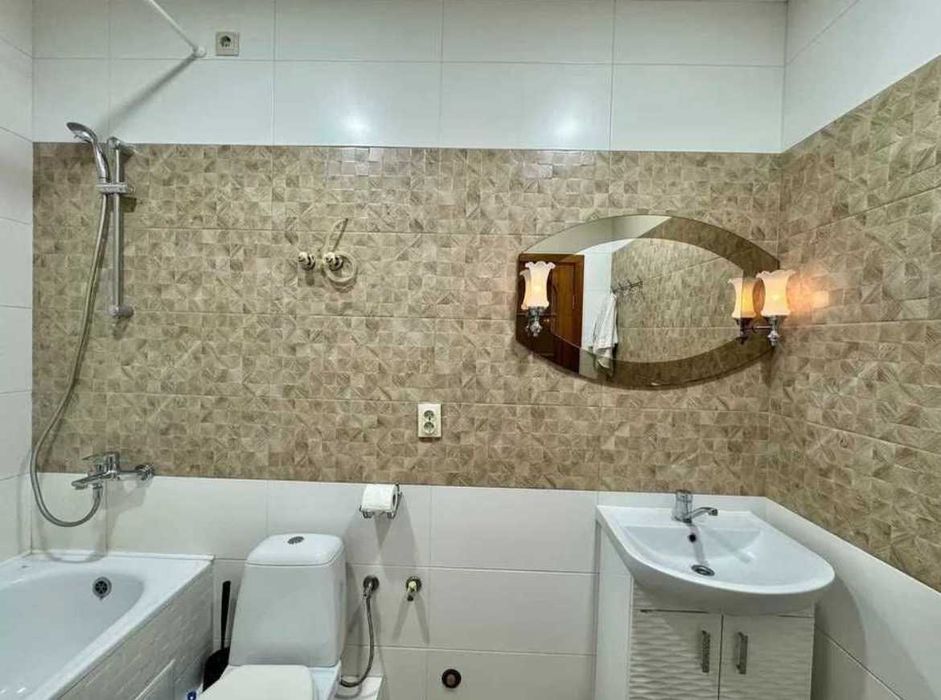 Простора квартира з меблями, технікою біля парку МАМА. Кухня 15.6м