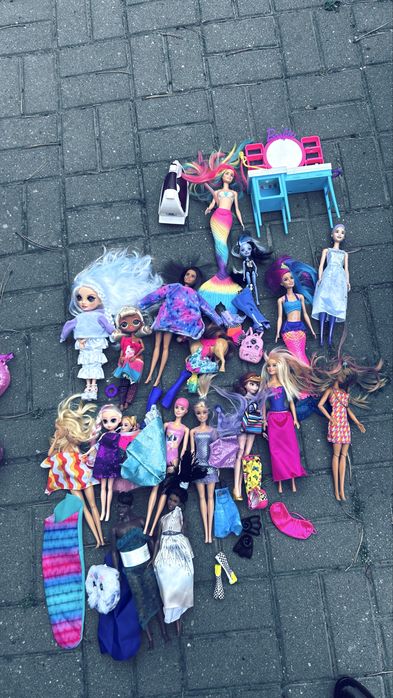 Zestaw lalek Barbie z ubrankami