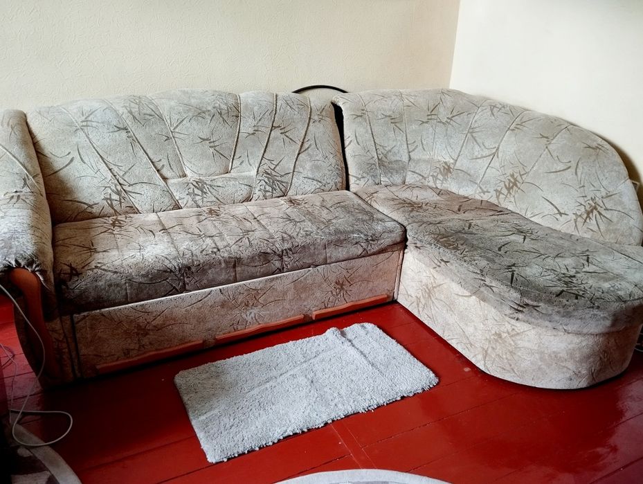 Продається кутовий диван.Довжина- 2 м 80 см,ширина спальної част.-1м30