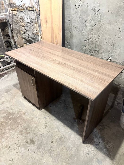 Стол детский, письменный