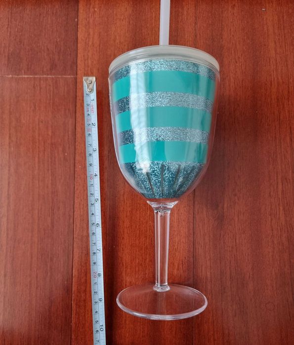 Copo alto às riscas azuis com brilhantes e palhinha