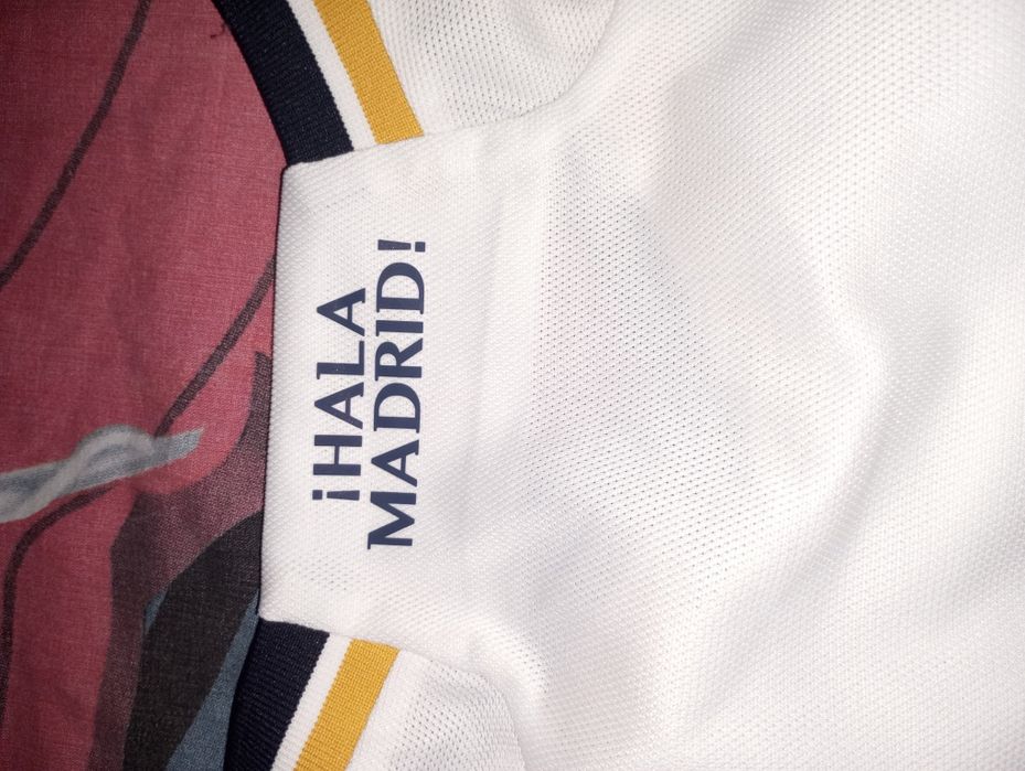 Camisola real Madrid. Troco por retzo ou redhouse