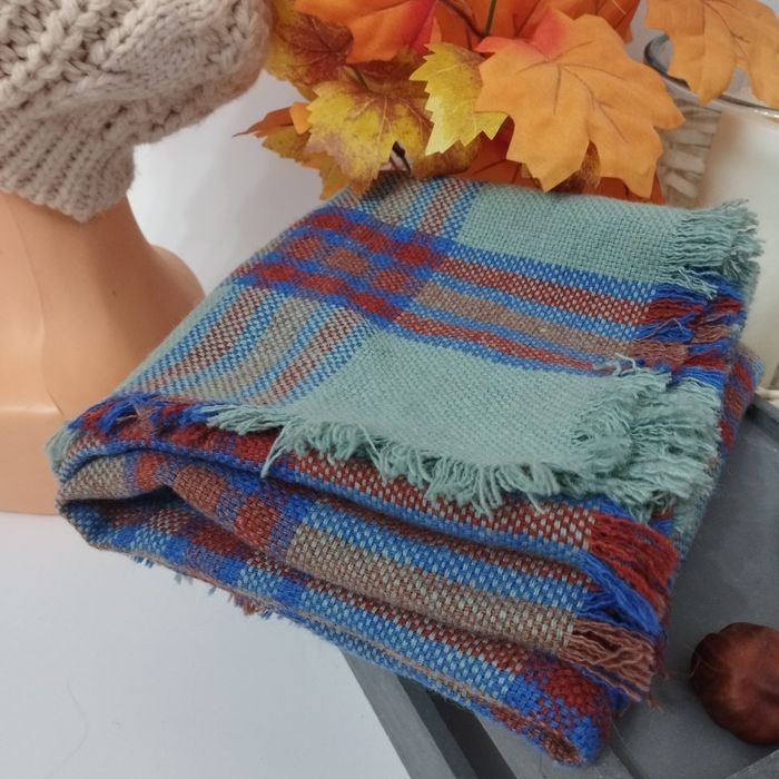 Chusta szal zimowy damski w kratę wymiary 80 cm x76 cm