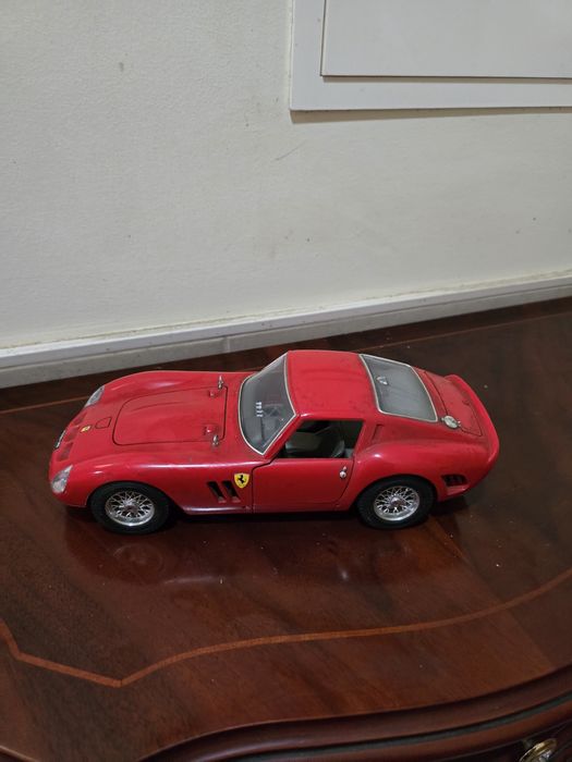 Ferrari 250 GTO (1962) - Escala 1/18 - Burago (Made in Italy)