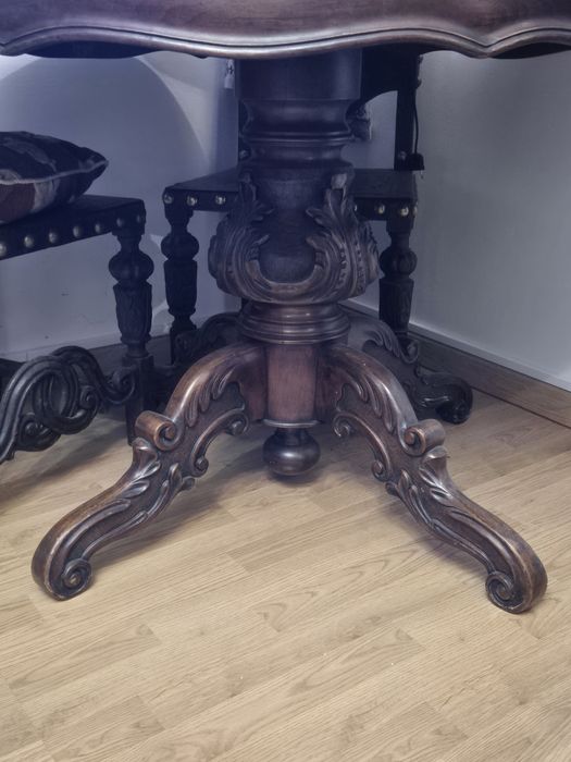 Mesa redonda antiga em madeira maciça entalhada – estilo D. José / Rev