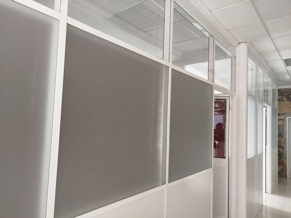Divisórias e portas em alumínio e vidro duplo