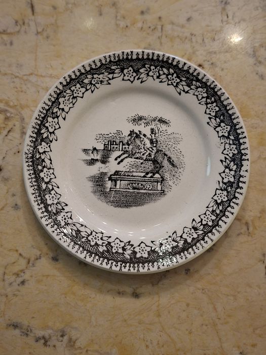 Prato de pão da fabrica de Sacavém motivo estatua