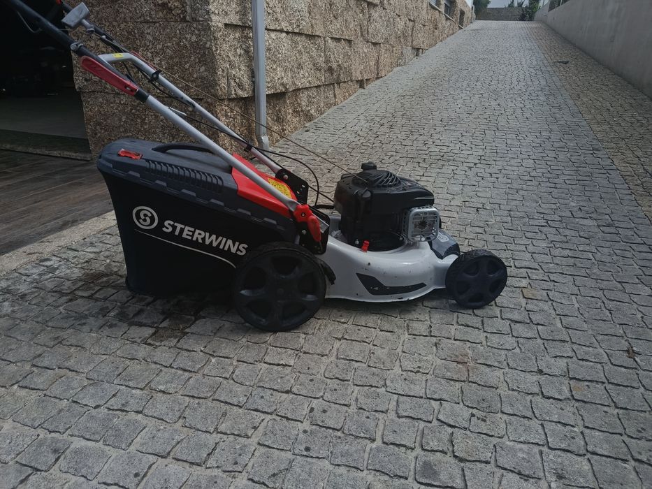 Máquina de cortar relva