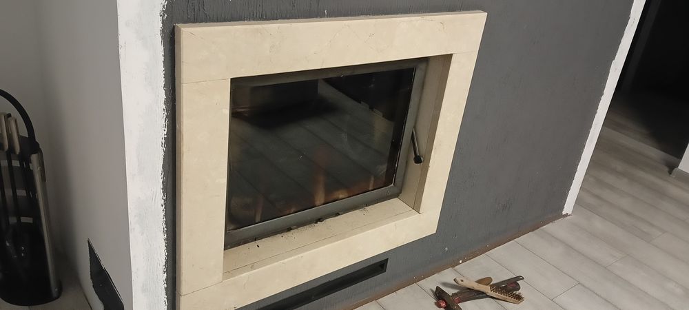 Ramka opaska kominka z marmuru Breccia