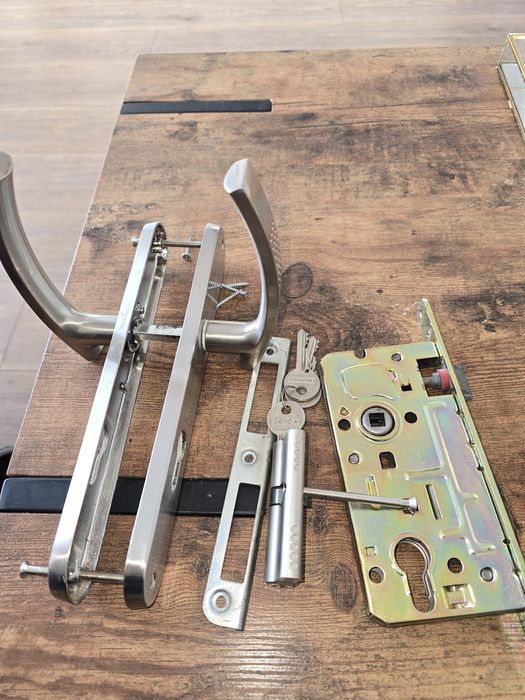 Klamka, zamek i wkładka