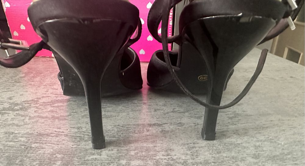 Buty satynowe na szpilce