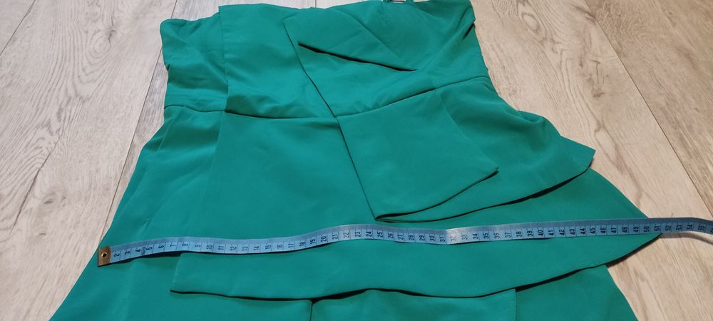 Elegancka sukienka z baskinką