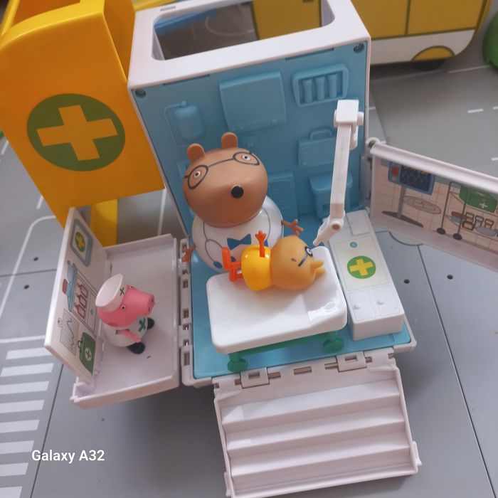 Świnka Pepa   karetka  ambulans figurki  stan bardzo dobry