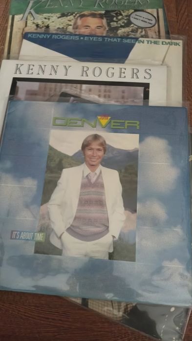 Lote Discos 
Kenny Rogers 
John Denver 
Vários Country Life
Capas e discos bom estado
