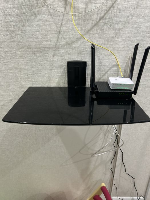 Стеклянная настенная полка