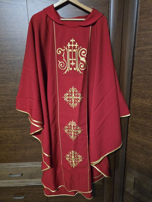 Ornat czerwony haftowany